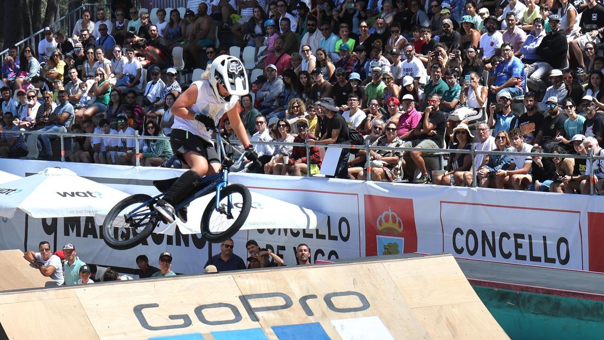 JORNADA DE CLAUSURA DE LA XXIII EDICION DEL FESTIVAL O MARISQUIÑO 2023 EN LA PLAYA DE SAMIL ( VIGO ). UN PARTICIPANTE EN LA FINAL &quot;JUNIOR&quot; DE BMX.