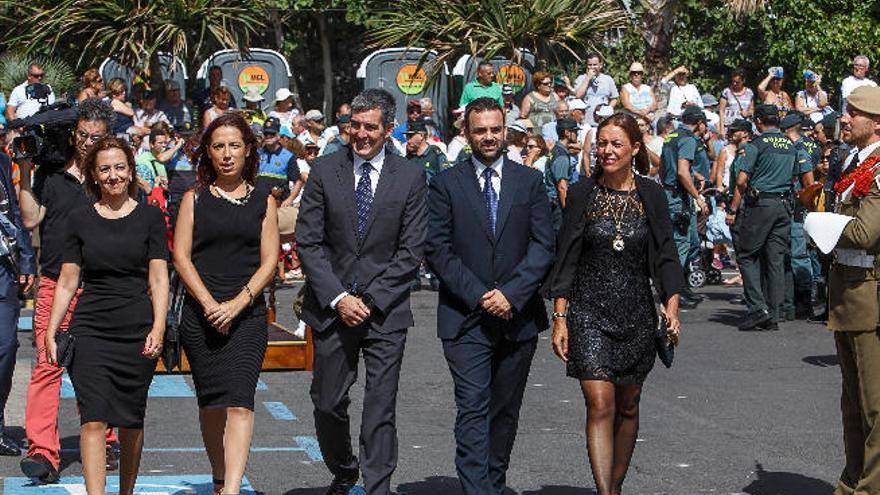 Los miembros del Gobierno Rosa Dávila (i), Patricia Hernández, Fernando Clavijo y Aarón Afonso, con la diputada del PP Cristina Tavío, ayer, en Candelaria.