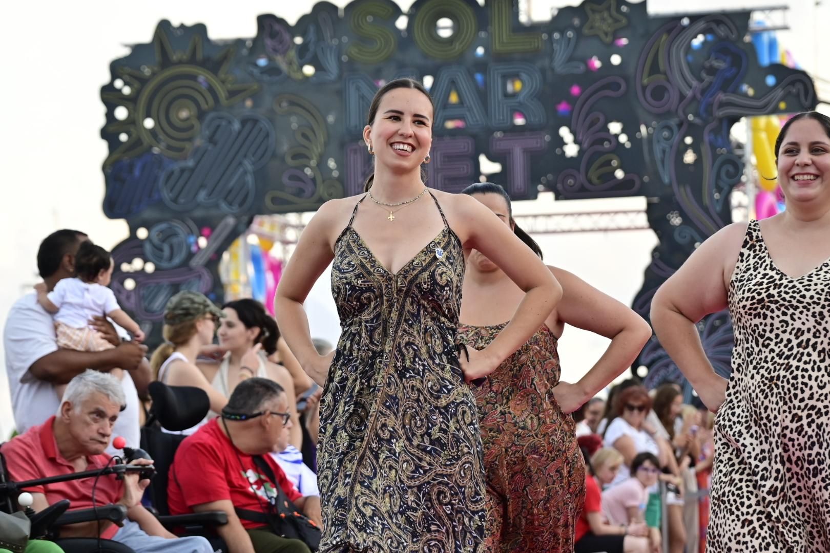 El Moll de Costa se viste de moda con el desfile solidario de Cáritas