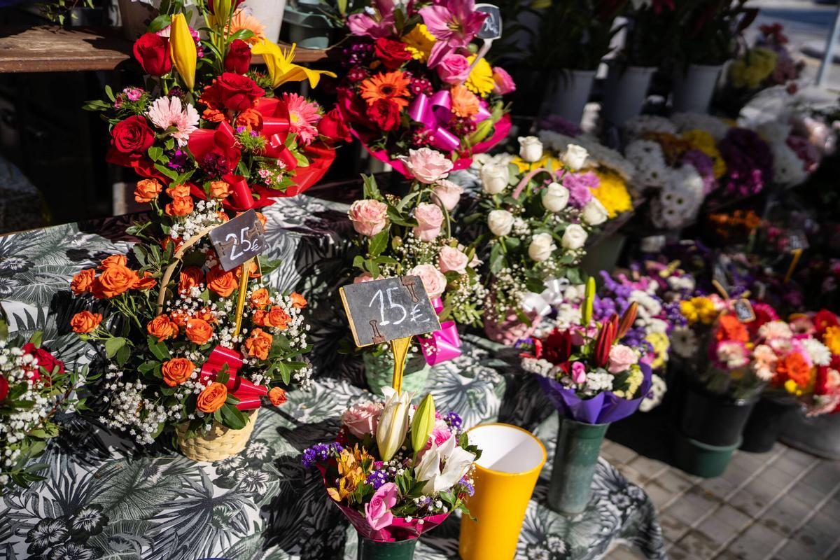 Barcelona. Sociedad. 24/03/2026 Floristerias reubicadas en plaza catalunya debido a las obras en la Rambla. FOTO de ZOWY VOETEN