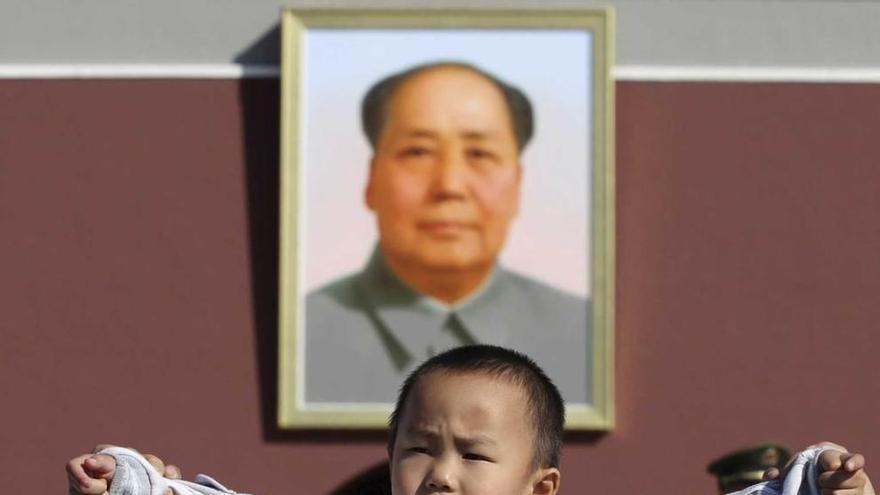 Un padre y su hijo, en el puente de Tiananmen Gate, en Pekín.