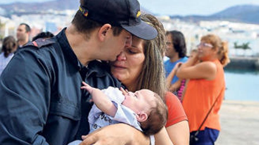 Daniel Rebollo Almeida besa a su esposa, mientras coge en sus brazos al pequeño Eric.