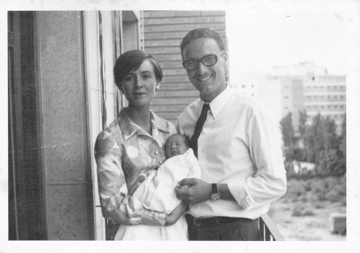 Un insòlit Ricard amb bigot, la seua esposa Julia i un nebot en el pis de jovençans, al carrer Jaca