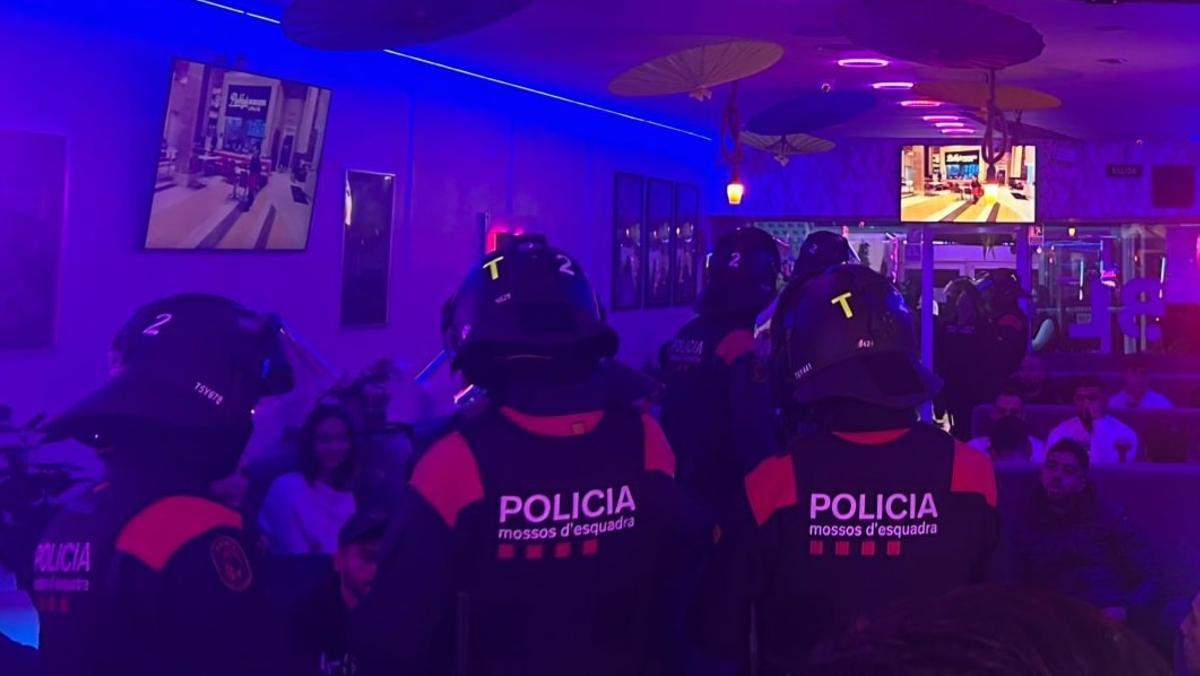 Un moment de la inspecció del bar de shishes d'Empuriabrava.