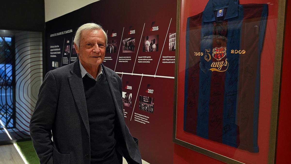 Mora, frente a una camiseta enmarcada con la firma exjugadores del Barça.