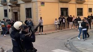 Dos policías nacionales (en primer término) durante las protestas en Linares, el pasado 13 de febrero, por la paliza que dos agentes fuera de servicio dieron a un hombre y a su hija menor de edad.