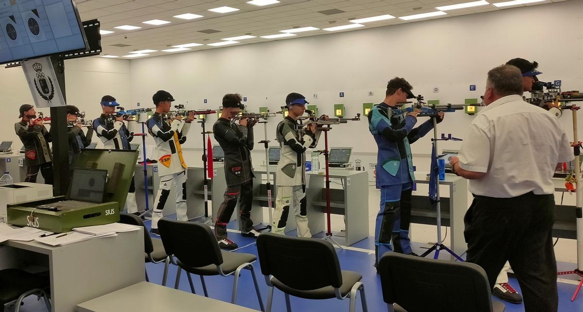 Participantes en una competición de tiro.