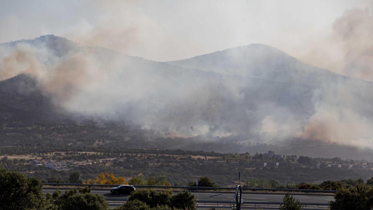 Incendio de Navas de San Antonio, con las llamas cercando Los Ángeles de San Rafael.