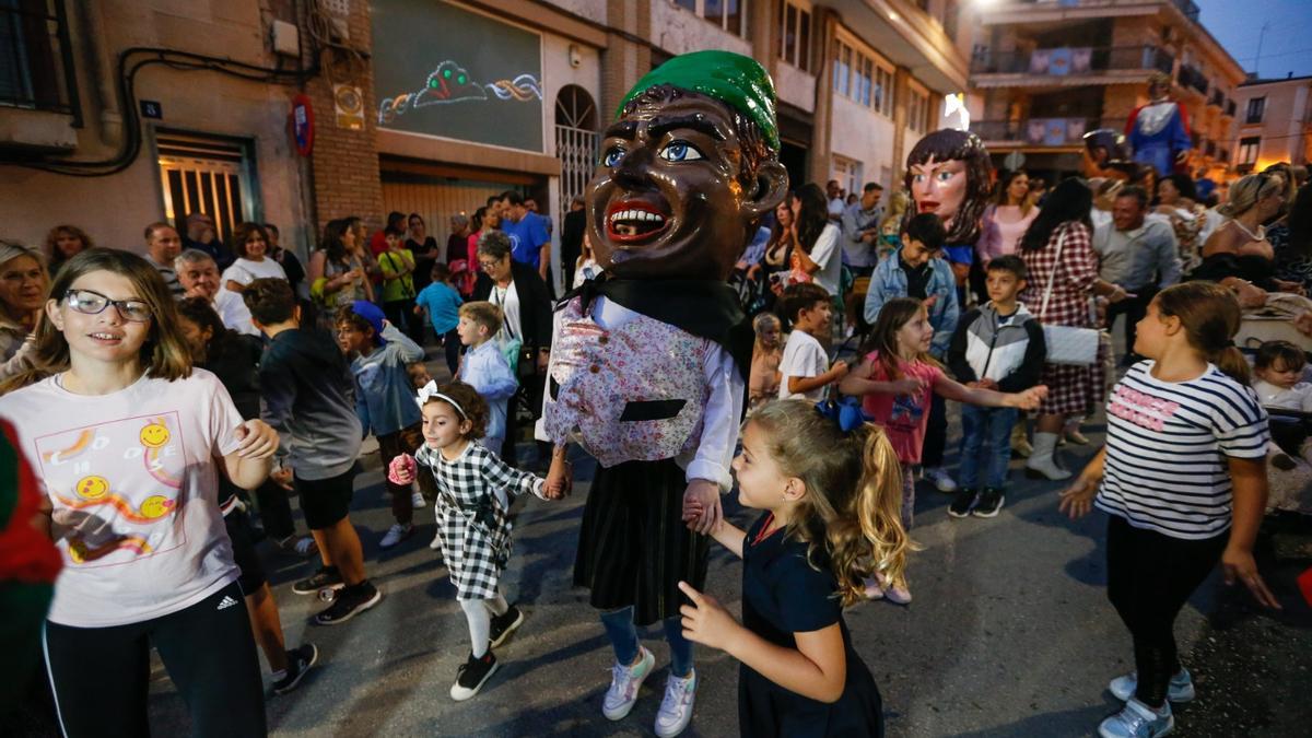 Mucha animación en las calles de Petrer en el día grande de la celebración patronal.