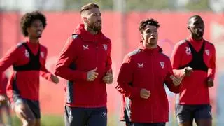 El Sevilla FC prepara el partido contra la Real Sociedad con dos grupos de entrenamiento