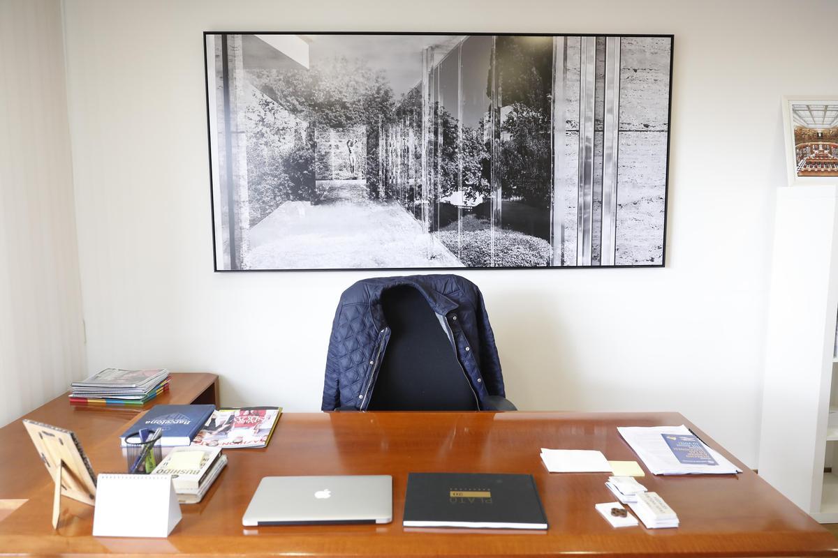 El despacho que Manuel Valls tenía en el paseo de Gràcia, con su chaqueta en la silla.