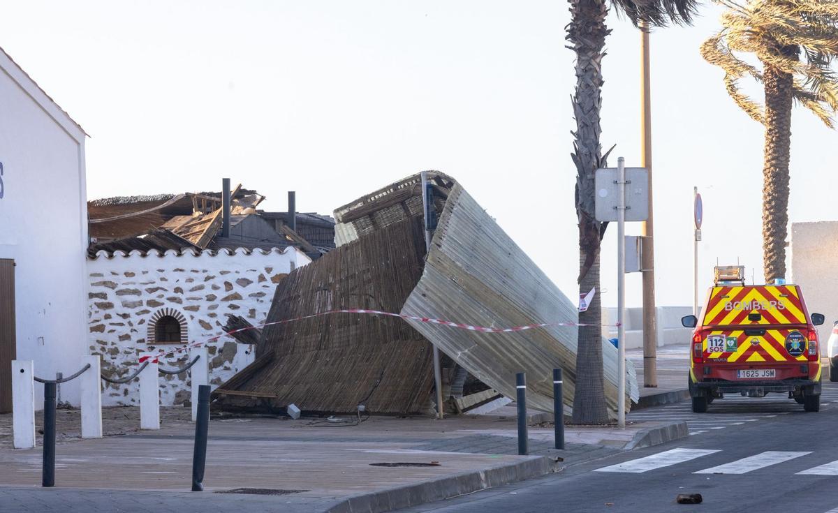 La terraza del restaurante situado muy cerca del mar no ha resistido los embates del temporal