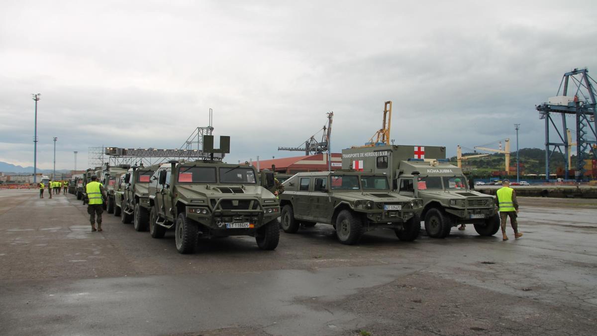 Vehículos militares en el puerto de El Musel.