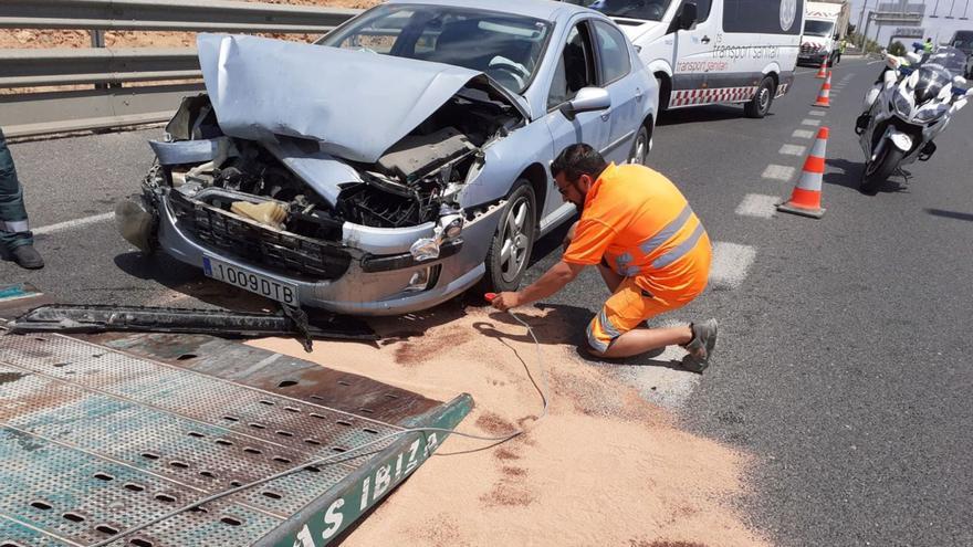 Uno de los vehículos implicados en el accidente es retirado por operarios de Grúas Ibiza. | GI