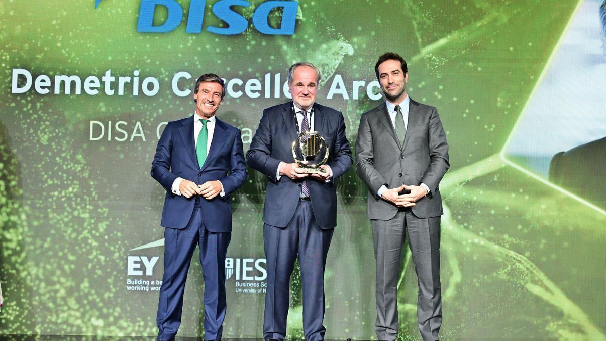 Demetrio Carceller, en el centro, recibe el premio