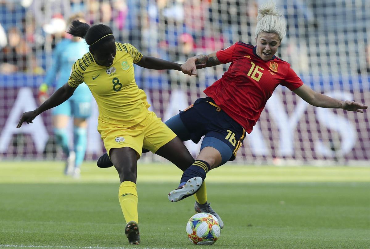 Mapi León (derecha), en un partido con la Selección.