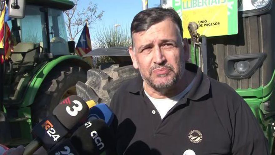 Els pagesos protesten al Puig de les Basses fent una tractorada