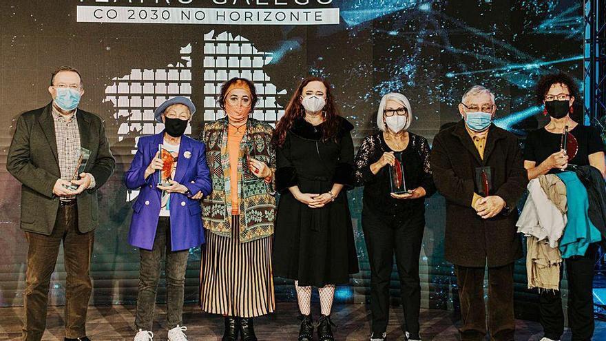 Álvarez Pousa, Queizán, Ánxela G. Abalo (viuda de Gustavo Pernas), Imma Antonio (presidenta de la Academia), Luma Gómez (en representación de la viúda de Ernesto Chao) e Isabel Ávila.