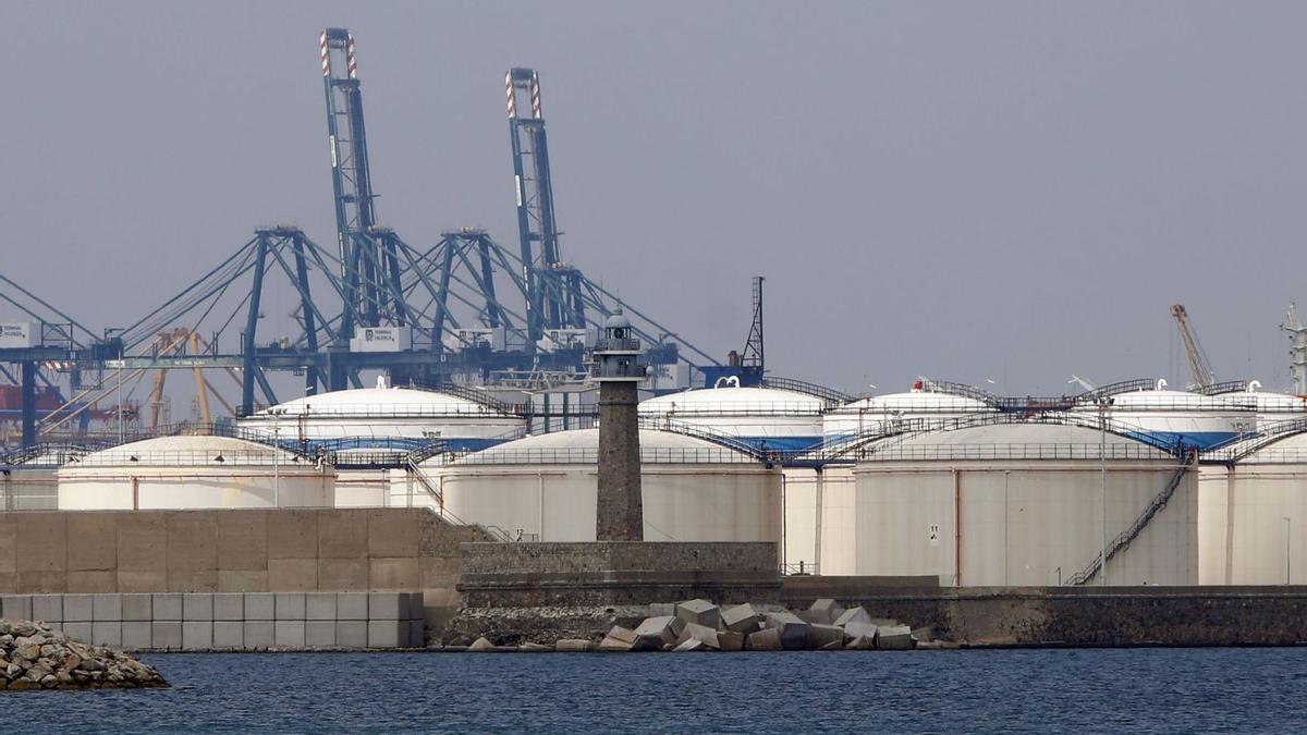 El faro centenario del puerto, a derribo