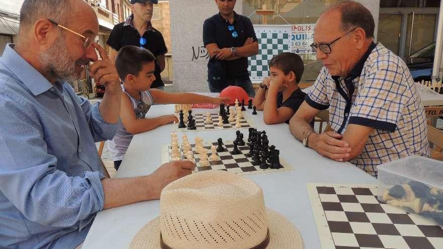 Niños y mayores participan en los juegos de ajedrez organizados ayer en la ciudad.