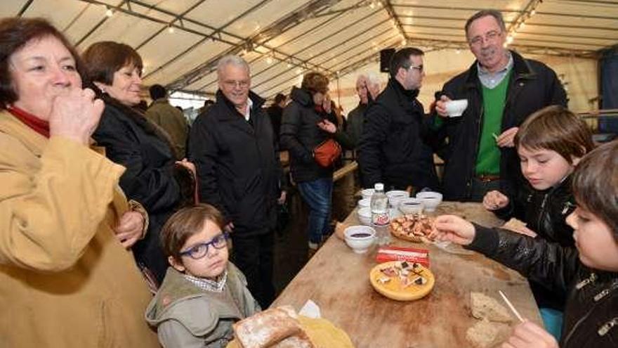 Asistentes a la degustación, ayer, en San Blas-Salcedo.  // G. Santos