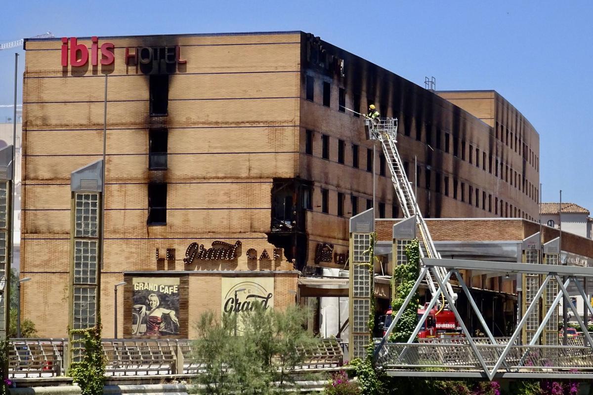 Este miércoles, 27 de mayo, cuando ya se daba por controlado y "prácticamente extinguido", el incendio del Hotel Ibis se ha reactivado por tercera vez en tres días
