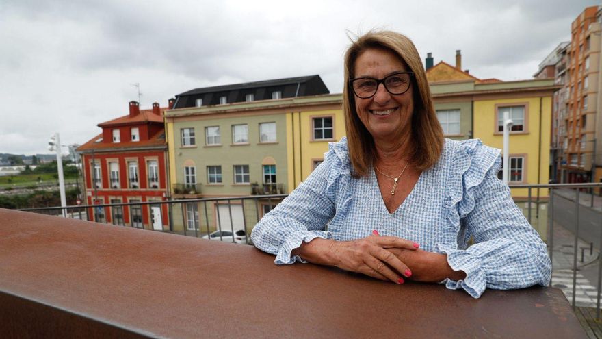 María Jesús Rossell, en el puente de la grapa, frente a la vivienda en la que creció en la plaza Santiago López. | MARA VILLAMUZA