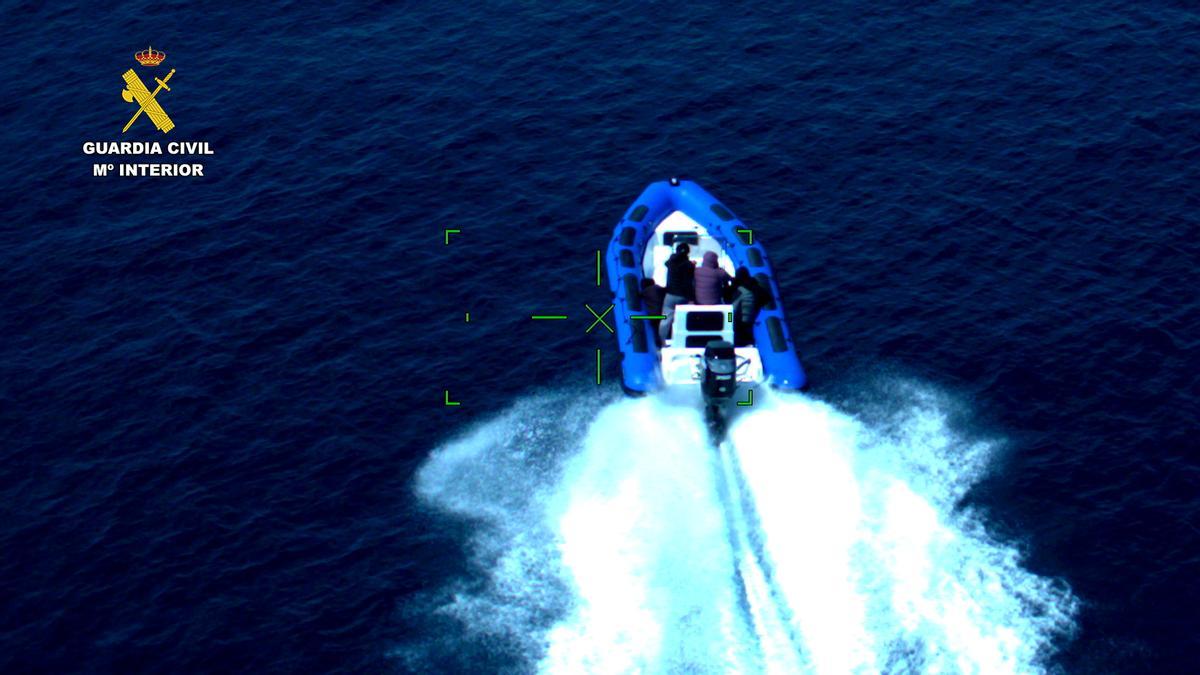 Vista desde el helicóptero de la Guardia Civil de los sospechosos en lancha cerca de la costa de Águilas.