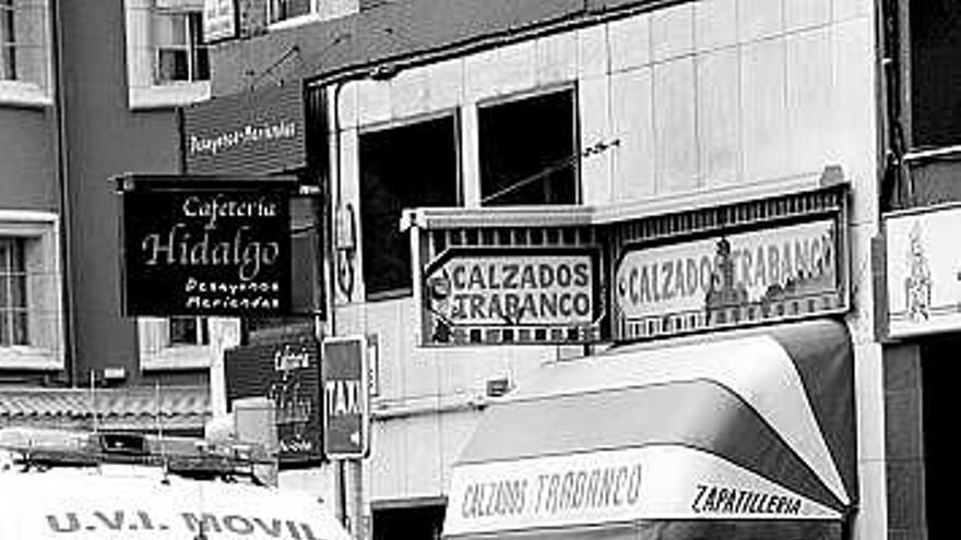 Personal de la ambulancia y un vehículo de la Policía, en el lugar del suceso.