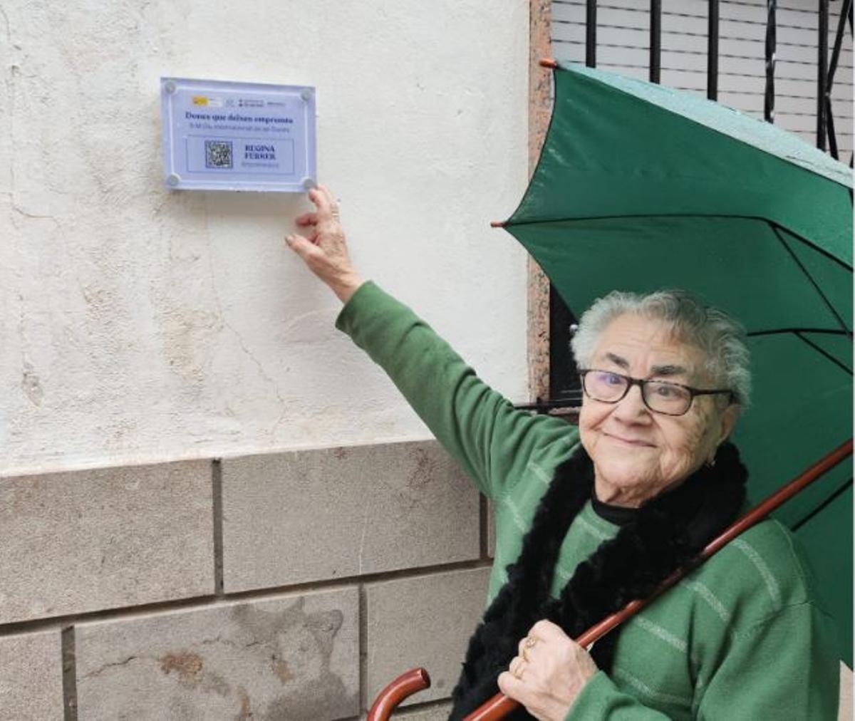 Regina Ferrer, con la placa que lleva su nombre.