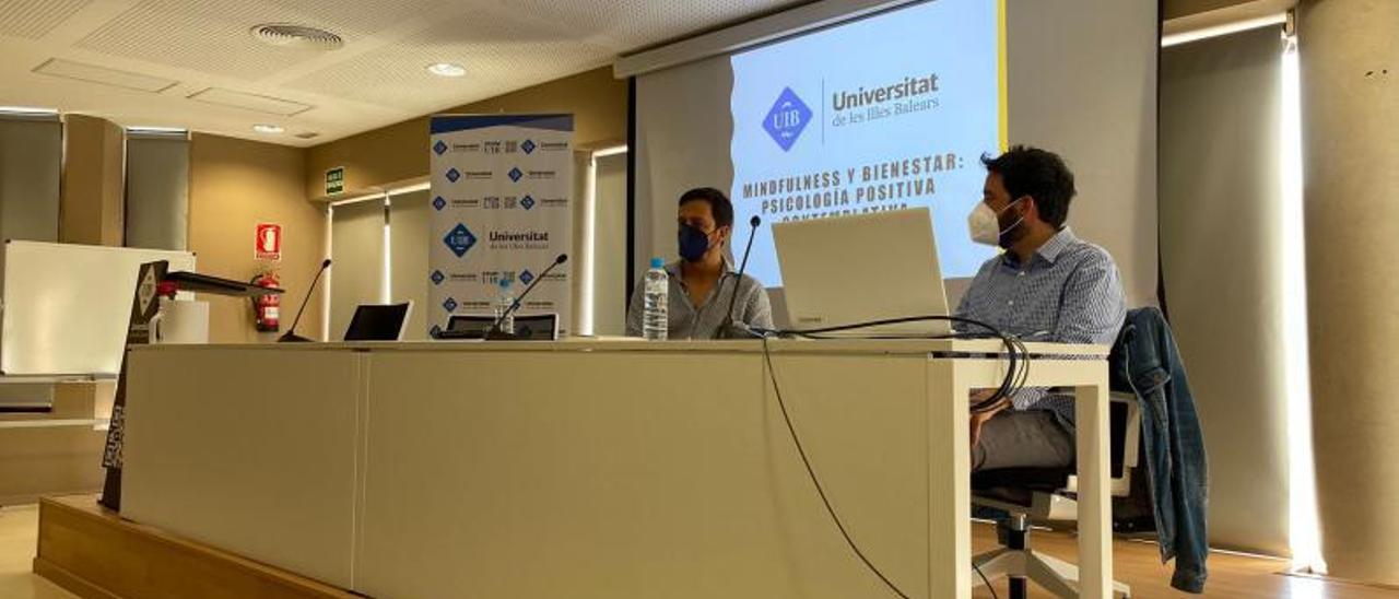 César Cofrade y Ausiàs Cebolla, en un acto de la Asociación Balear de Mindfulness en la UIB. | D. I.