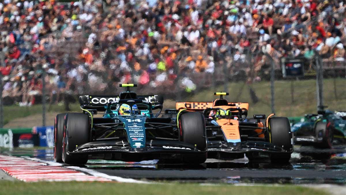 Alonso , seguido por Norris, durante la clasificación en Hungría