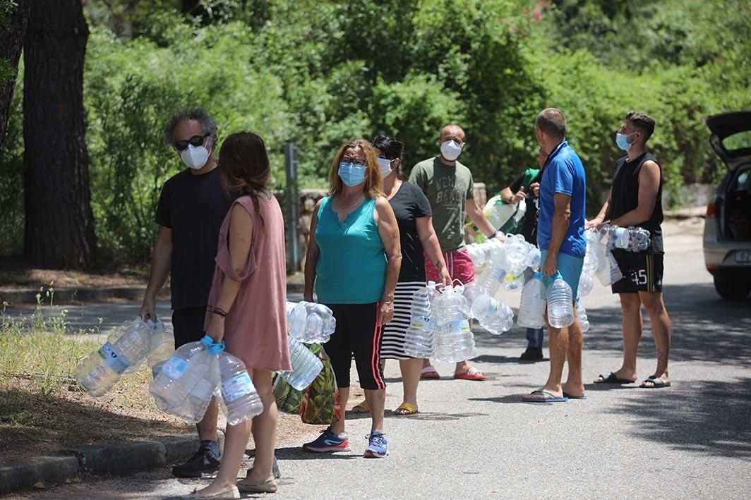 El Ejército y Emacsa reparten agua potable en la urbanización de Las Jaras