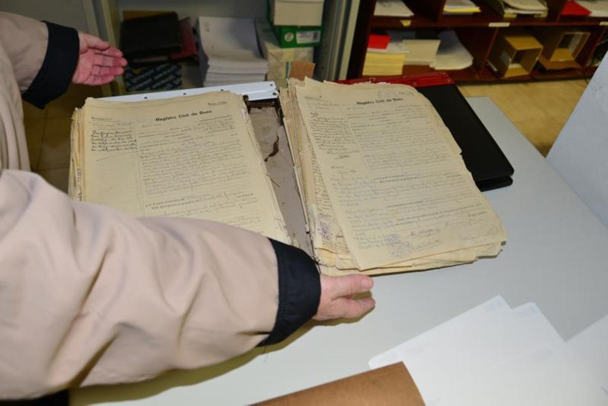 La jueza de paz, Pepa Celard, muestra el armario archivador donde se guardan los libros del juzgado. |  /GN