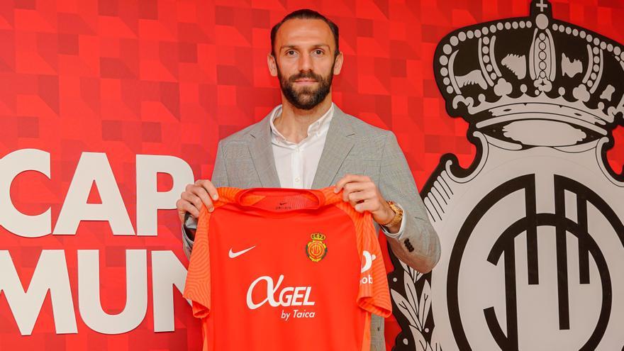 Muriqi posa con la camiseta del Mallorca tras cerrar su cesión