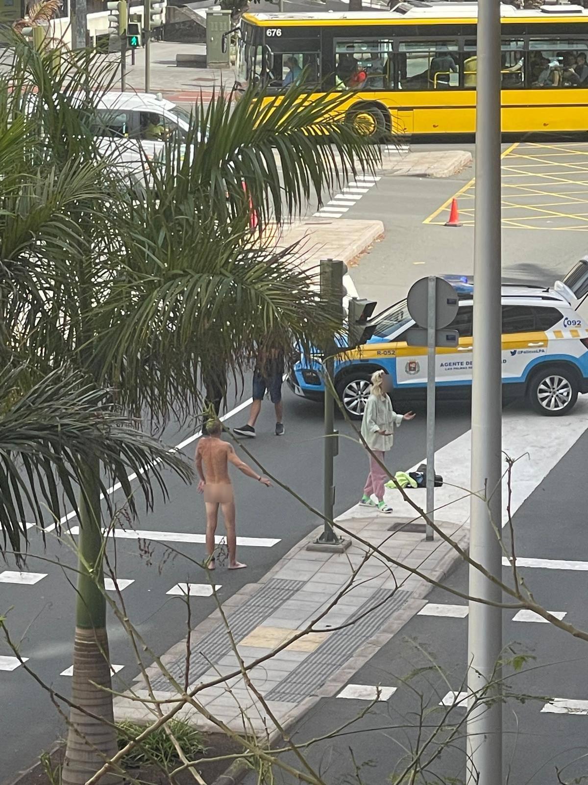 Un hombre se pasea desnudo por Gran Canaria.