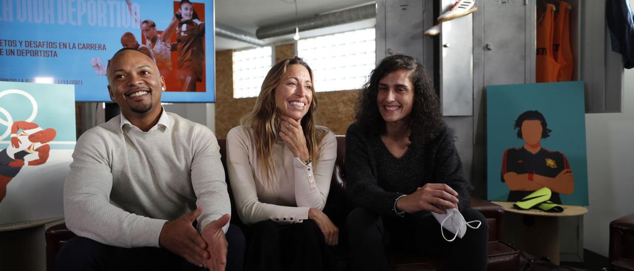 Por la izquierda, Ray Zapata, Gemma Mengual y Montse Tomé, ayer, durante el encuentro con los medios de comunicación. | Luisma Murias