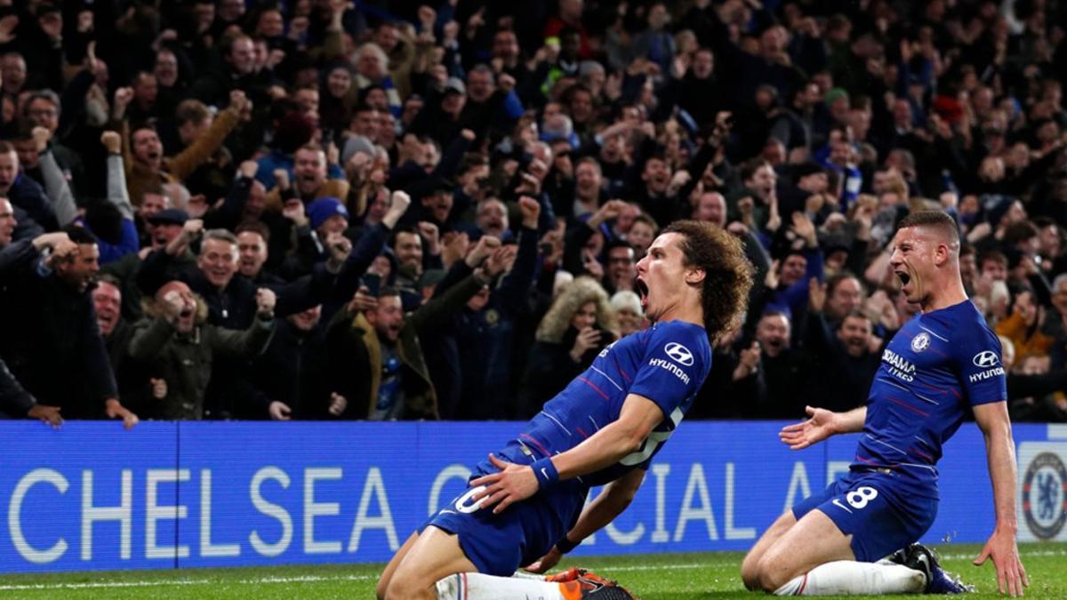 El defensa David Luiz (L) celebra con Ross Barkley tras anotar su segundo gol durante el partido de fútbol de la Premier League inglesa entre el Chelsea y el Manchester City en Stamford Bridge en Londres.