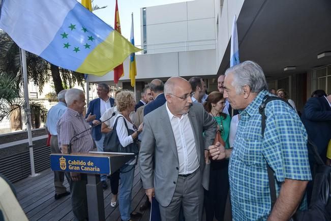 Las Palmas de Gran Canaria 21 Octubre 2016. El presidente del Cabildo, Antonio Morales, leyó un manifiesto en homanaje a.La bandera canaria con siete estrellas verdes que fue izada por primera vez en Gran Canaria en 1961 y causó una gran acogida entre la población, que pronto la asumió como propia como expresión de un sentimiento de identidad y sin ligarla a la reivindicación política con la que había nacido más de medio siglo antes.