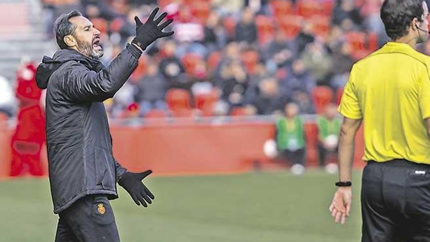 Vicente Moreno, técnico del Mallorca, da indicicaciones a sus jugadores desde el área técnica.