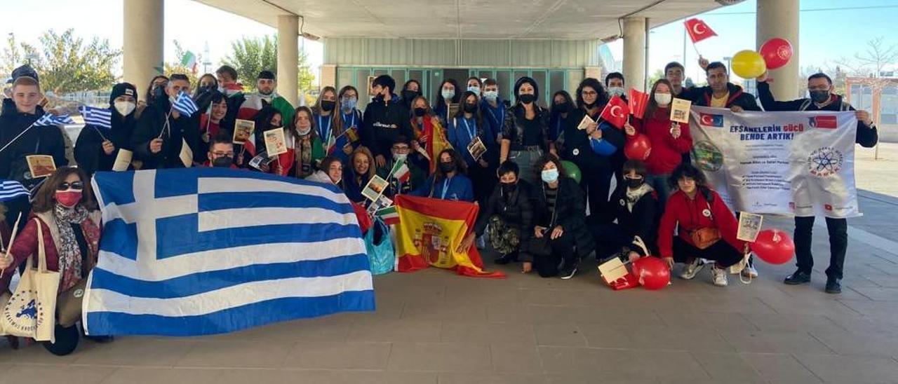 Foto de familia de los jóvenes de Secundaria de Erasmus que han visitado esta semana Vila-real.