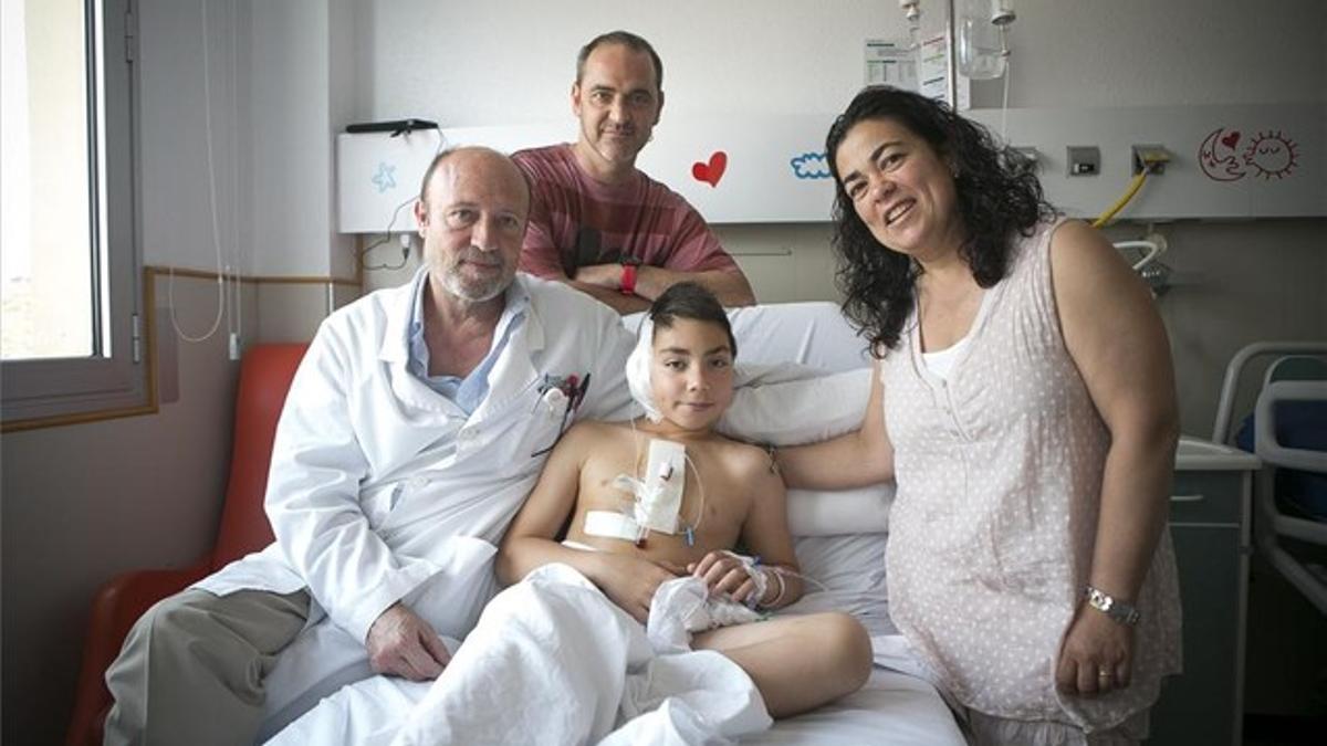 Marc Palanqués en una habitación del Hospital de Sant Joan de Déu, en compañía de sus padres y del doctor Parri, el día en que fue operado, el pasado julio
