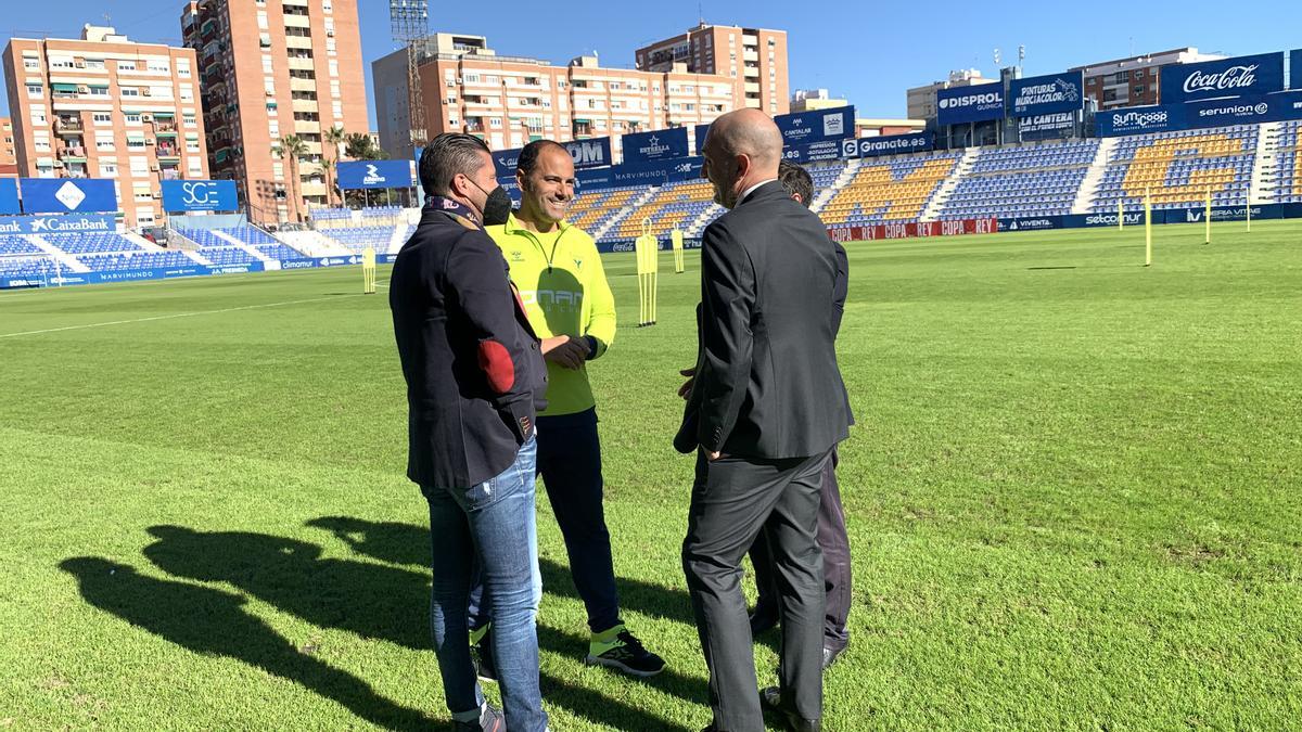 García, Reverte, Ballesta y Mendoza hablan sobre el césped.