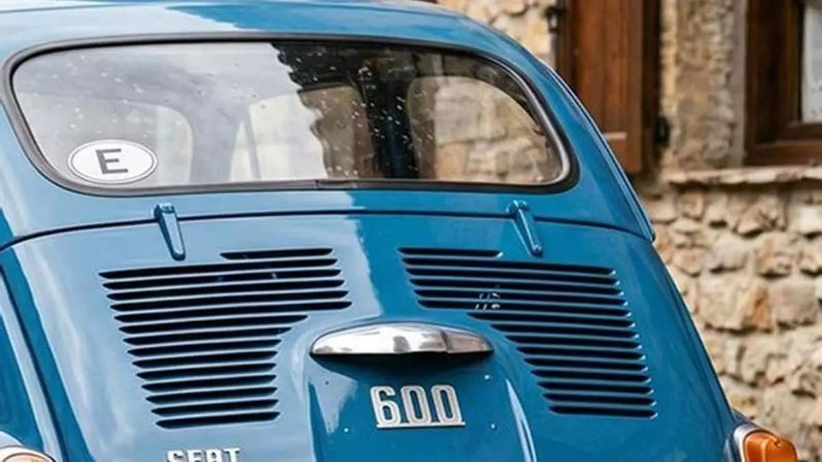 La extraña pegatina amarilla que llevan algunos coches y que casi nadie sabe qué significa