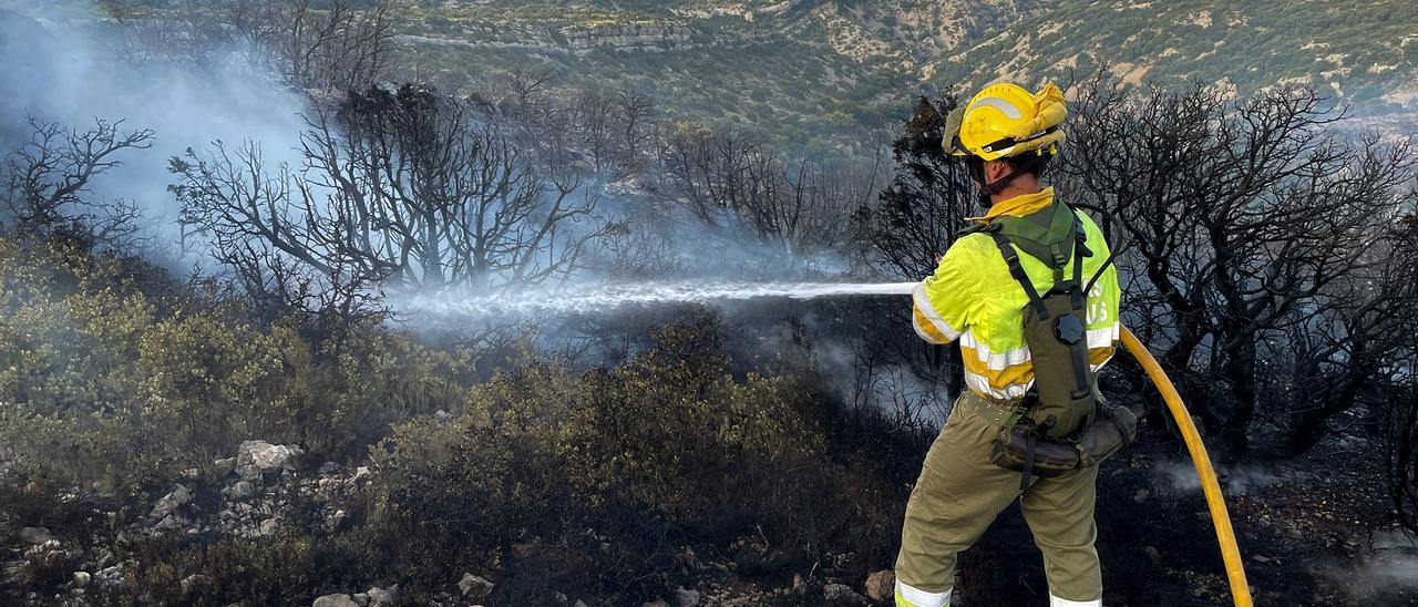 Labores de extinción tras un incendio originado en Xert la semana pasada.