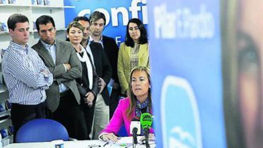 Pilar Fernández Pardo, con parte de su equipo, durante la presentación.