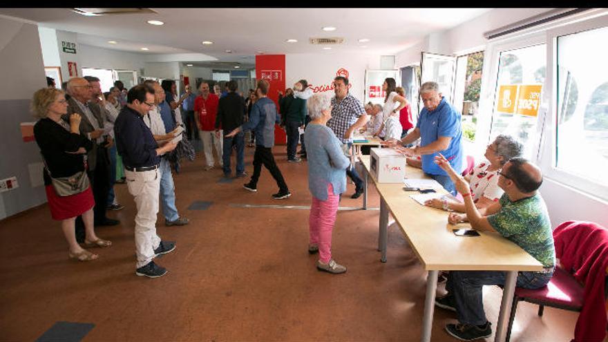 Notable afluencia en los centros de votación canarios.