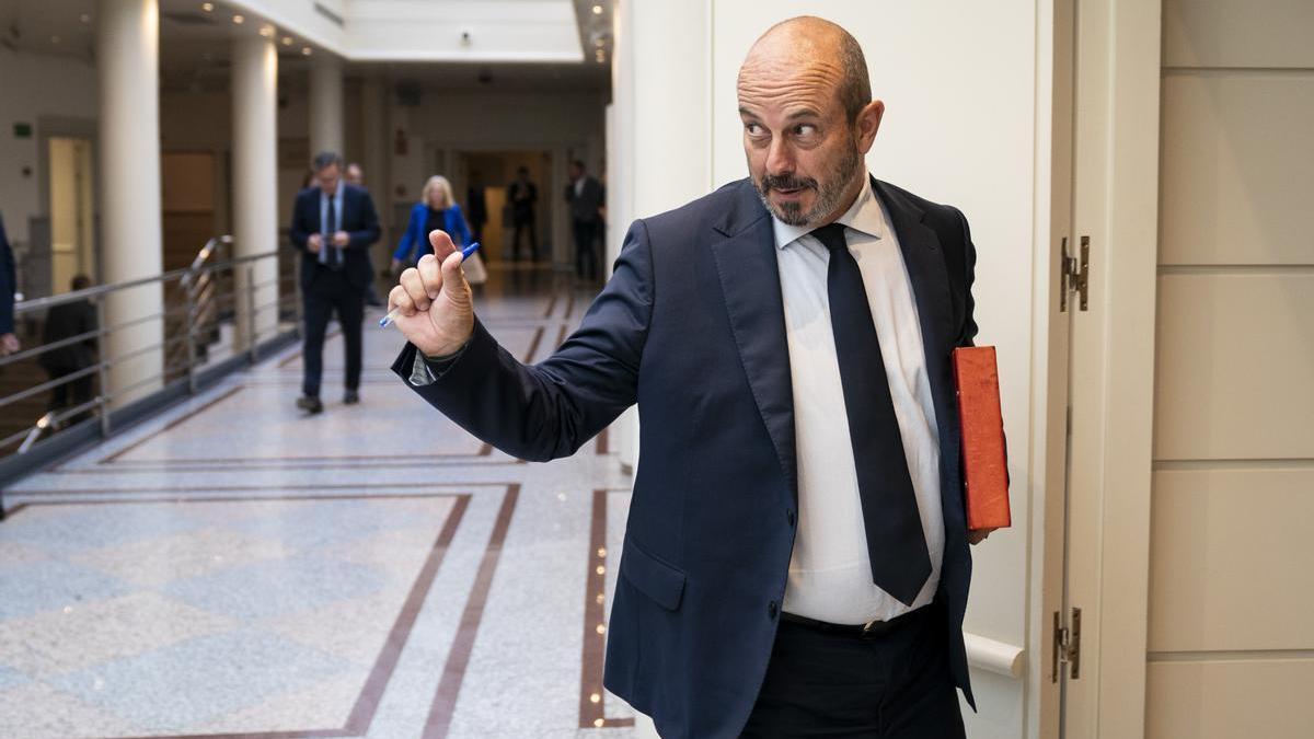 El presidente del Senado, Pedro Rollán, a su llegada a una sesión plenaria en el Senado, a 17 de octubre de 2023, en Madrid (España). Durante el pleno del Senado, el Partido Popular ha expresado su oposición a la amnistía a través de una moción no vincula.