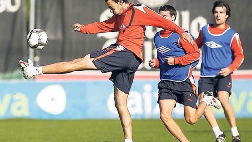 David Catalá golpea un balón durante el entrenamiento matinal celebrado ayer por el Celta en las instalaciones de A Madroa. // José Lores