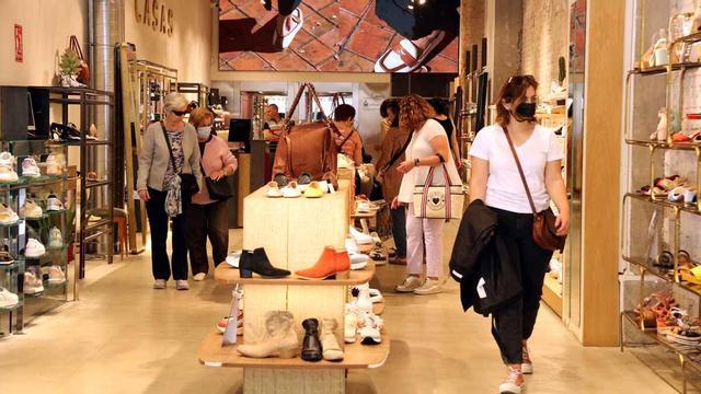 Barcelona estrena la apertura de las tiendas en domingo